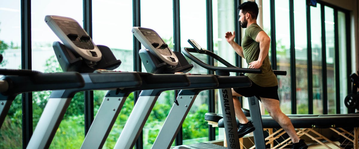 Treadmills in a modern gym - treadmill vs elliptical guide